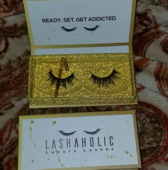 Lashaholic lashes - Picture 2 of 2